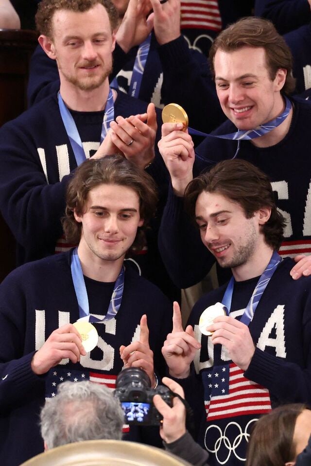 금메달 딴 하키팀 불러 쇼처럼 시작한 국정연설