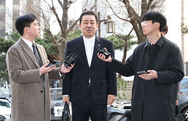 ‘13개 의혹’ 김병기 첫 소환… 경찰, 차남 편입·취업 청탁부터 추궁