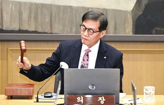 이창용 “향후 6개월간 금리 조정 가능성 적다”