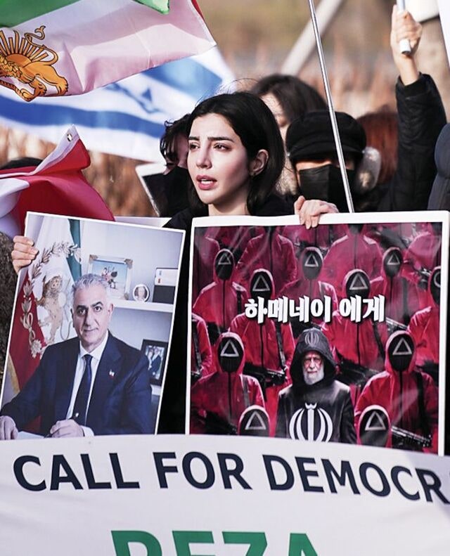 “절대정권 무너졌다… 이란선 거리 쏟아져 나와 춤추며 환호”