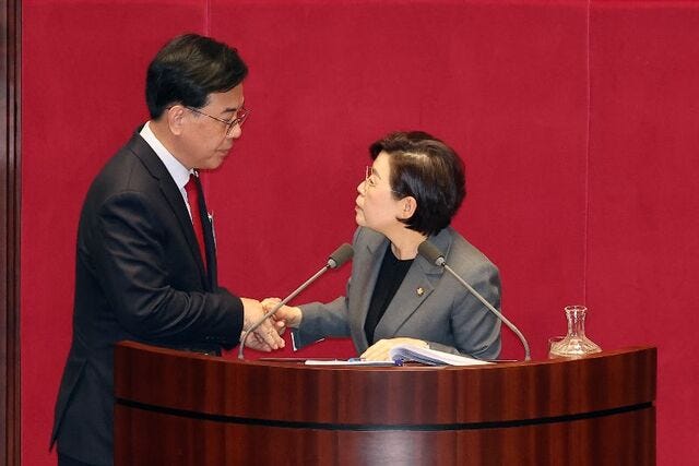 국힘 ‘TK 통합’ 당론 추인… 與 “대국민 사 과부터”