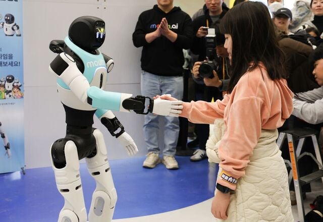 [포토] ‘반갑다 친구야’ 로봇과 악수