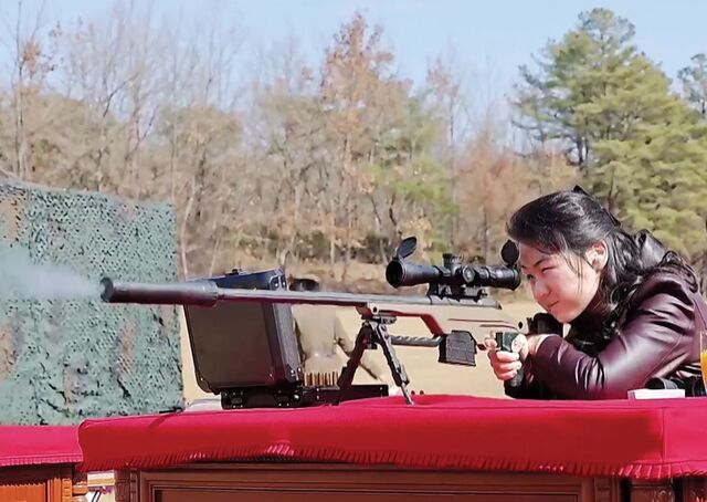 김정은 북한 국무위원장의 딸 주애가 야외 사격장에서 신형 저격소총을 조준 사격하는 모습이 담긴 사진이 1일 공개됐다. 김 위원장은 지난 27일 당 중앙위원회 본부에서 주요 간부들에게 저격소총을 선물로 수여했다. 연합