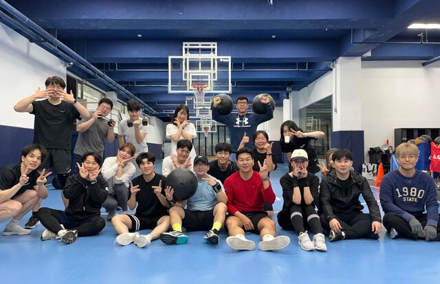 김인성(둘째 줄 맨 왼쪽) 함께하는교회 목사가 ‘영육 크로스핏’에 참여한 교인들과 함께 운동을 마치고 기념촬영을 하고 있다. 함께하는교회 제공