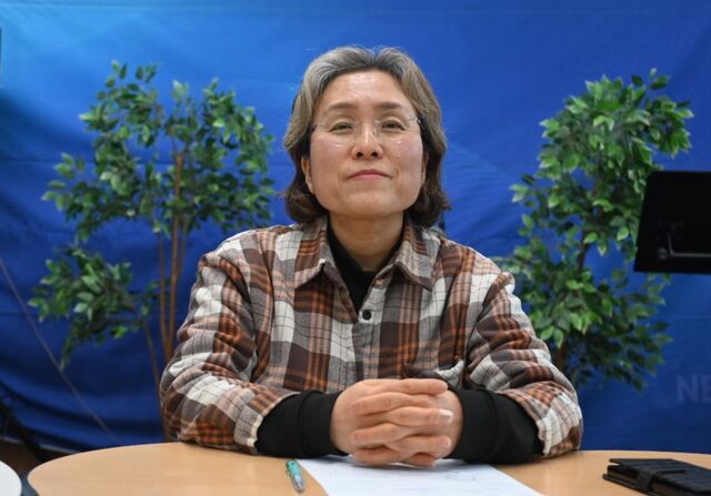 이미라 대표가 최근 인천 연수구 사회적기업 메이커스에서 이주민 사역에 대해 설명하고 있다.