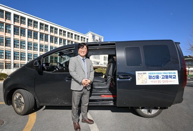 등굣길 불편 없앤 ‘사랑의 셔틀버스’… 운전기사는 교장 선생님