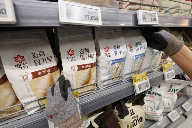 설탕·밀가루 값 내리는데 라면·햄버거 값은 요지부동