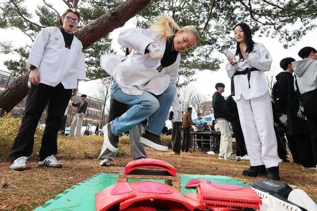 [포토] “이얍!” 외국인 학생의 태권도 격파