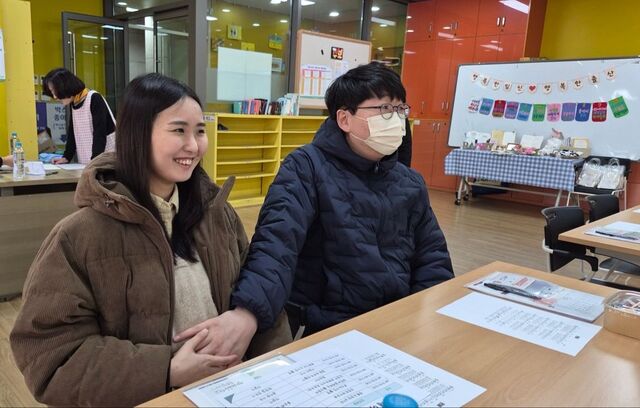 태아학교에 참가한 한 부부가 지난달 28일 대구 수성구 범어교회에서 강의를 듣고 있다. 범어교회 제공