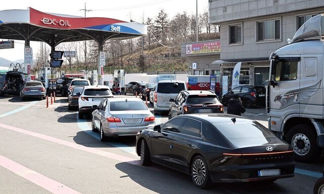 “기름값 더 오르기 전 채우자”… 이란 쇼크에 주유소 장사진