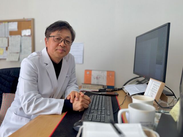 이봉권 서울VIP요양병원 가정의학과장이 지난달 25일 서울 구로구 진료실에서 자신에게 감사가 어떤 의미인지 설명하고 있다.