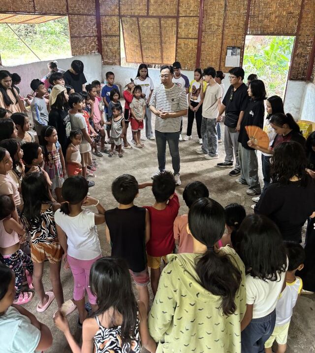 최근 위스미션 선교팀이 필리핀 세부 다나오시 기나콧 쓰레기 마을에서 어린이 캠프를 진행하고 있다. 위스미션 제공