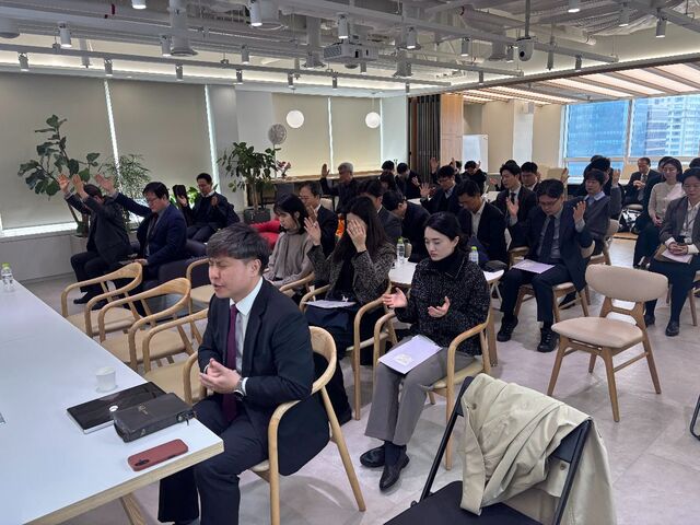 미드 워십 직장인예배 참석자들이 4일 서울 강남구 법무법인 로고스 라운지에서 통성 기도하고 있다.
