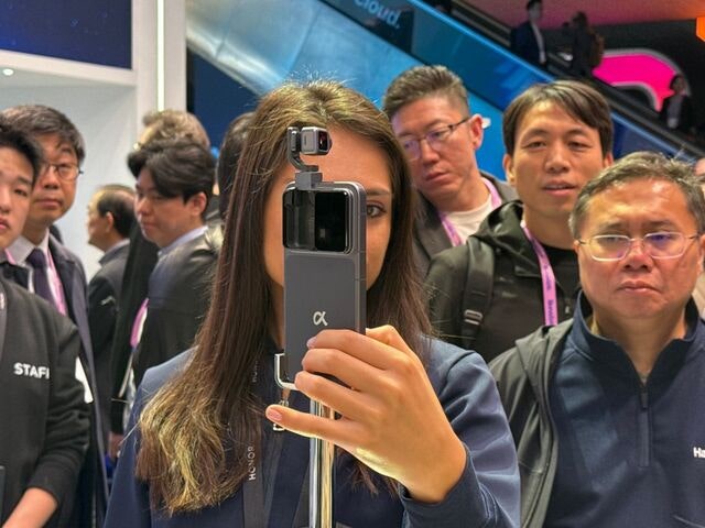 로봇폰, 로봇식당, 스마트 글래스… MWC 사로잡은 ‘중국 AI’