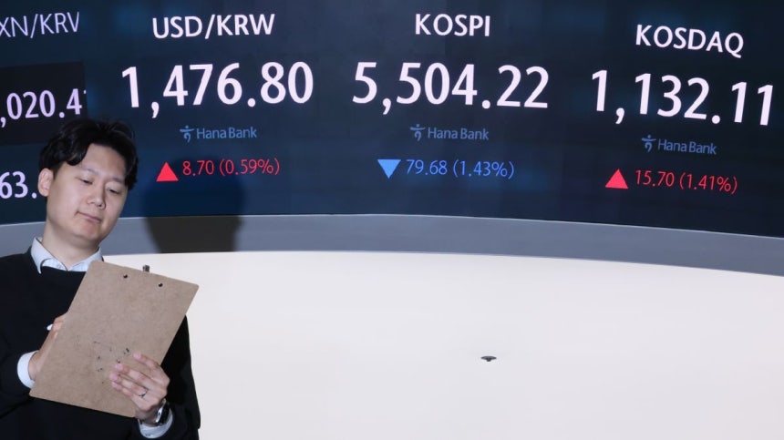 6일 서울 중구 하나은행 본점 딜링룸 현황판에 원/달러 환율, 코스피, 코스닥 지수가 표시돼 있다. 이날 코스피는 전 거래일 대비 92.88p(1.66%) 내린 5,491.02으로, 코스닥 지수는 전장보다  1.08