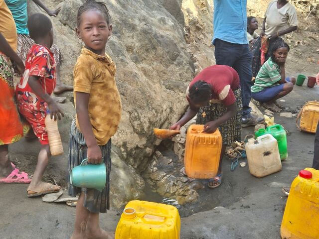 에티오피아 남부 카랏주리아 지역 소녀들이 지난달 25일(현지시간) 한 계곡에서 흘러나오는 탁한 물을 물통에 담아가고 있다. 월드비전 제공