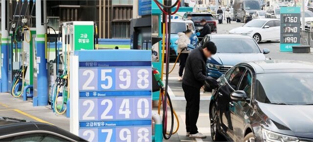 기름값 싼 곳 찾아 주유소 오픈런 “1시간 기다려 성공”