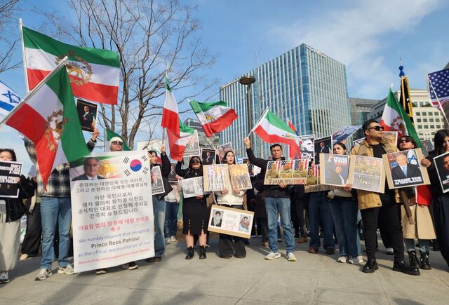 8일 서울 종로구 주한미국대사관 인근 광장에 재한이란인 약 100명이 모였다.이란 국기와 성조기,<a href=