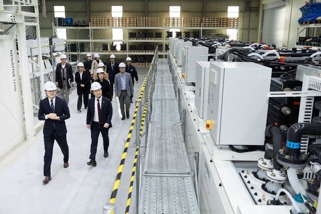 [포토] 비리튬 ESS 생산시설 둘러보는 기후부 차관