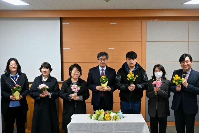 조성돈(가운데) 대표 등 라이프호프 관계자들이 지난 6일 서울 종로구 한국교회100주년기념관에서 열린 간담회에서 생화를 들어 보이고 있다. 라이프호프 제공