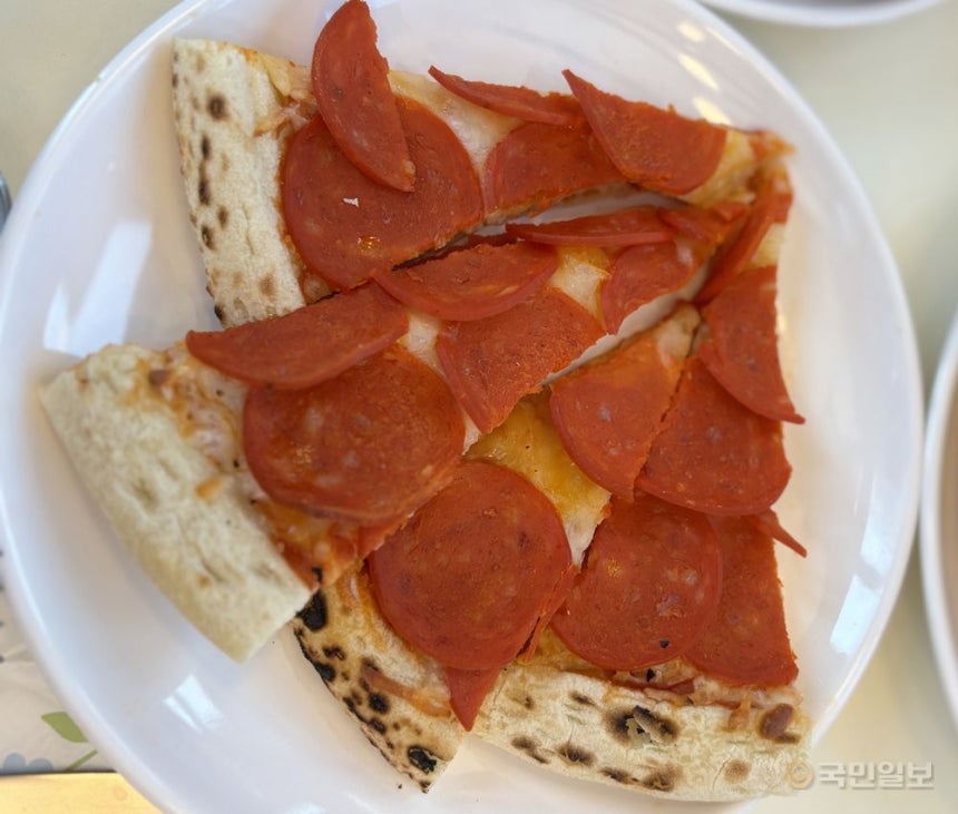 울산 세계음식문화관 이탈리아관에서 판매되는 조각 피자. 업주 측은 피자를 4분의 1 크기의 조각으로도 판매하며 한 조각 가격은 9000원 수준이라고 말했다.