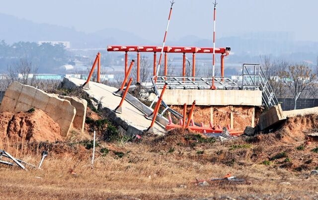 무안 참사 일으킨 콘크리트 둔덕… 공항 8곳도 ‘안 부러지는 구조물’