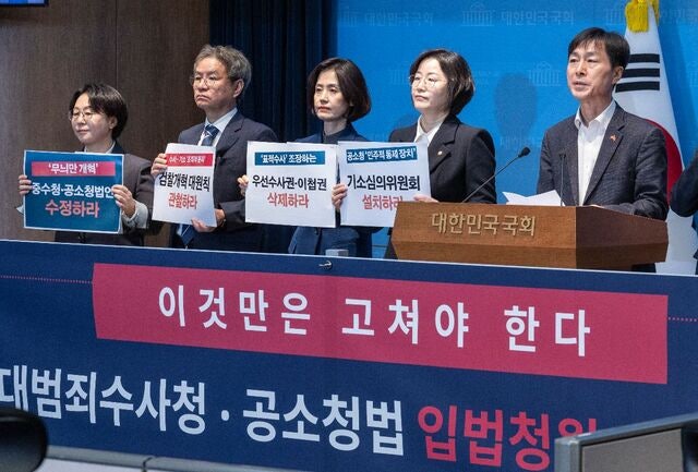 與 강경파 주장 정면 반박한 정부  “검찰 권한 뺏는 게 개혁목표 아냐”