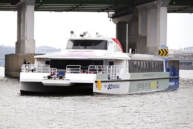 한강버스, 열흘간 1만6천명 탔다… “연간 100만명 목표”