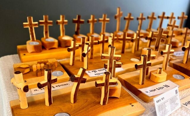 손끝으로 느낀 십자가… “사랑으로 하나 되게 해”