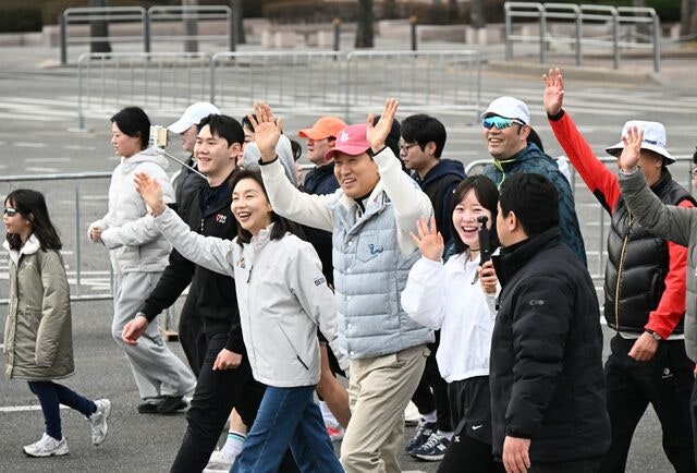 “차 없는 도로 걷고 뛰니 상쾌해”… 첫선 보인 ‘쉬엄쉬엄 모닝’