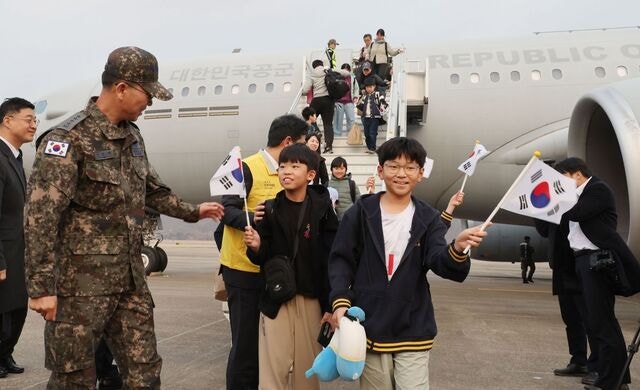 중동 고립 국민 204명 군수송기로 귀국… ‘사막의 빛’ 작전
