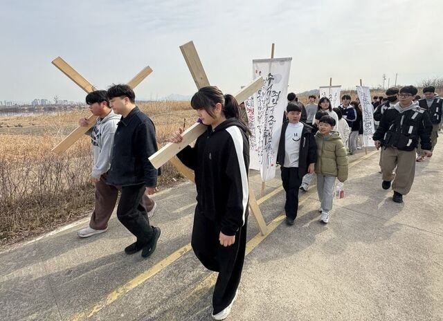 작은 어깨에 십자가 지고 걸으며 느낀 예수님 고난