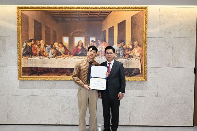 이영훈(오른쪽) 여의도순복음교회 목사가 15일 서울 영등포구 교회에서 ‘충남 바람개비 서포터즈’ 박정재 회장에게 장학증서를 전달한 뒤 기념촬영을 하고 있다. 교회 제공