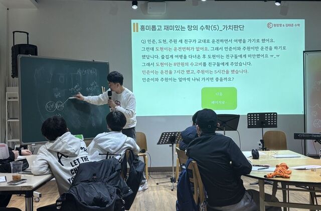 원창영 집사가 14일 경기도 파주 한소망교회 북카페에서 열린 ‘스터디 캠프’를 통해 수학 문제를 설명하고 있다.