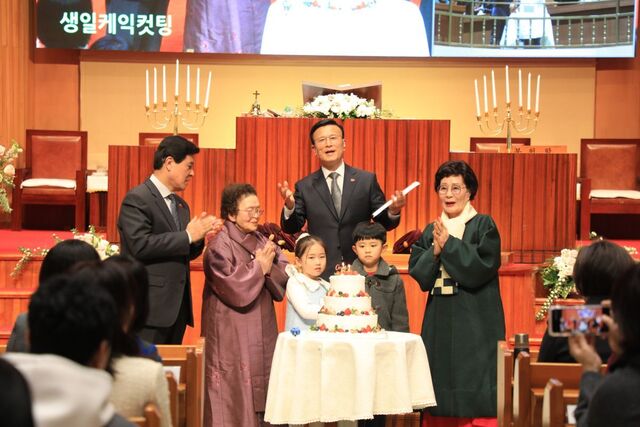 장현승(오른쪽 세 번째) 과천소망교회 목사와 성도들이 15일 경기도 과천의 교회에서 설립 60년을 기념하고 있다. 과천소망교회 제공