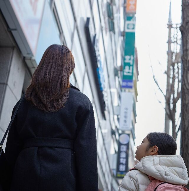 한국의 지난해 사교육비 총액이 줄어든 것을 두고 사교육 부담이 완화된 게 아니라 지출 패턴이 바뀐 것이라는 분석이 나왔다. 고소득층일수록 오히려 더 많은 사교육비를 지출하고 있다는
