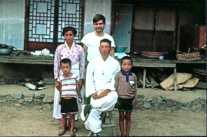 기증자 가족과 계선덕 선교사.        영천시 제공