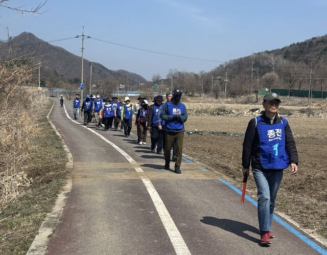 기장 2026 사순절 DMZ 평화순례 참가자들이 23일 경기도 연천 DMZ 평화의 길을 따라 걷고 있다.