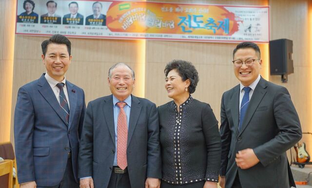 기도 전도왕 김기남 목사, 진돗개 전도왕 박병선 장로, 에스더 전도왕 정은숙 권사, 믿음 전도왕 한상돈 목사(왼쪽부터)가 지난 17일 대전 세계로제일교회 전도축제를 마치고 기념 촬