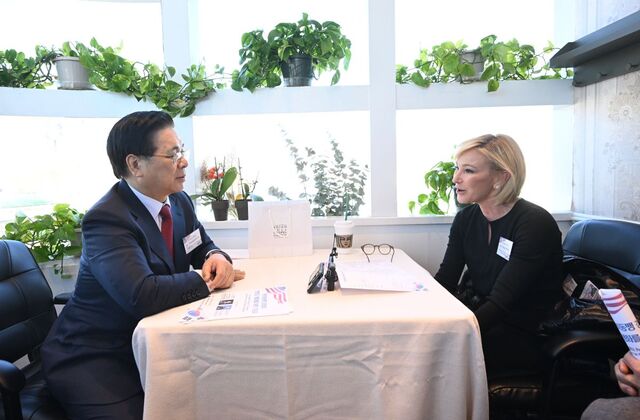 이영훈(왼쪽) 여의도순복음교회 목사가 지난해 4월 미국 뉴욕에서 열린 ‘한미동맹 강화와 한반도 평화를 위한 기도회’에서 백악관 신앙사무국장인 폴라 화이트 목사와 대화를 나누고 있다