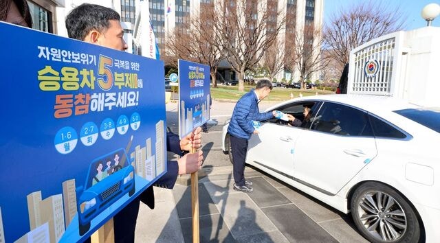 “전쟁 여파 6개월까지 갈 수 있다”  靑, 상황실 추가 설치… 추경도 속도