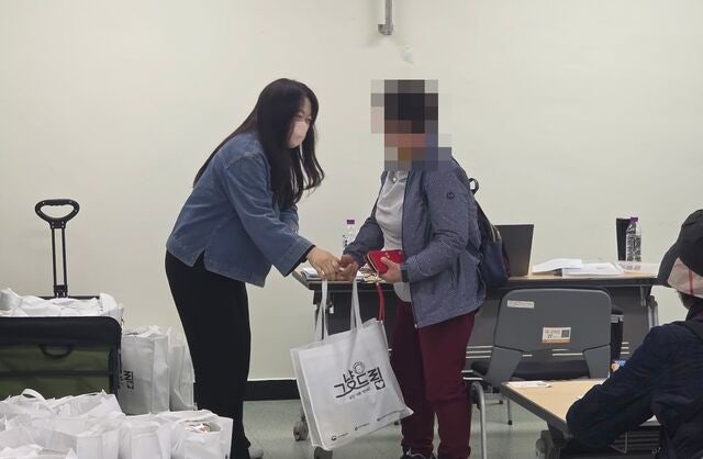 ‘번호표 뽑고 긴 줄’ 2시간 만에 동난 물품… 오픈런·비양심 ‘과제’