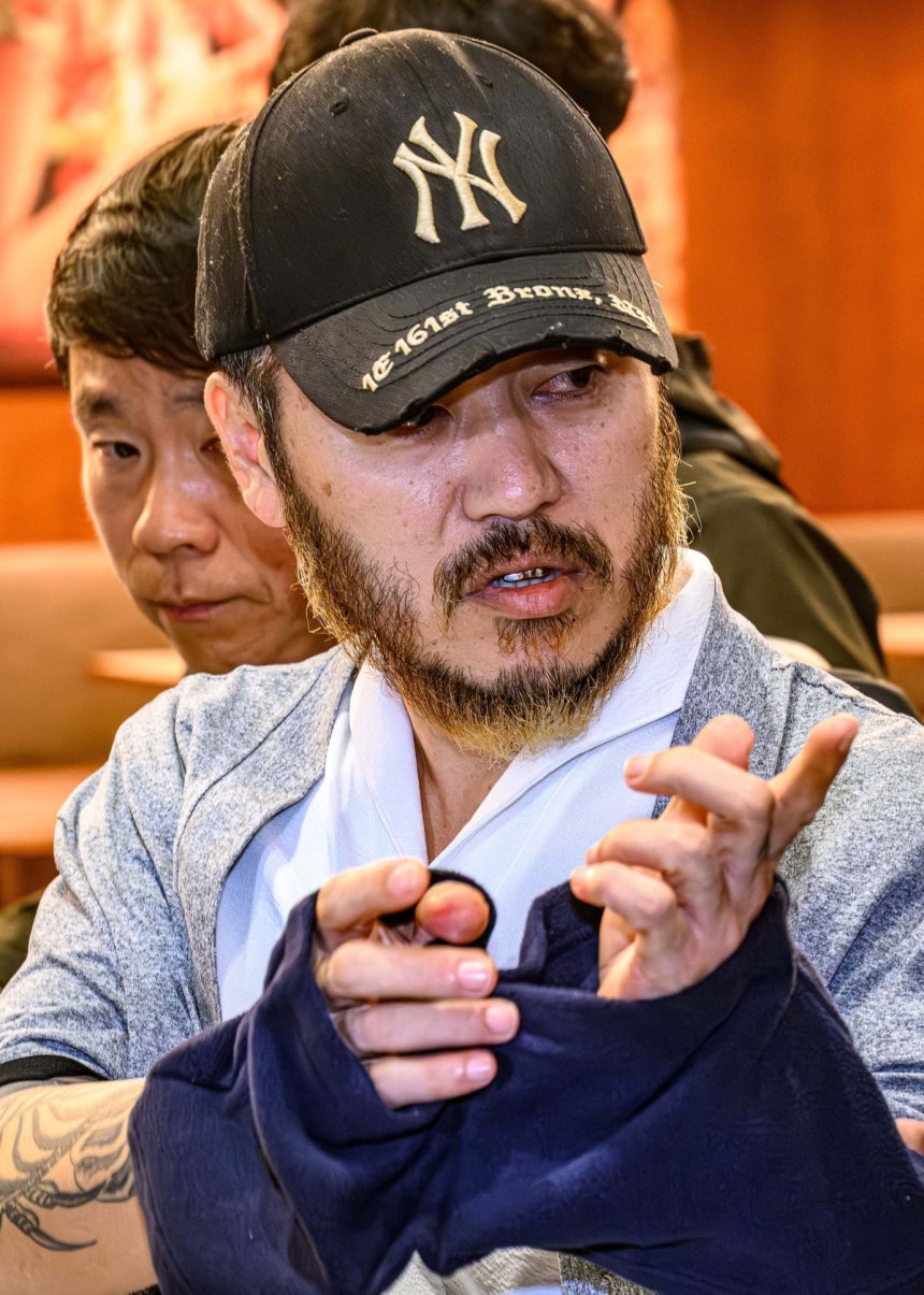 필리핀에서 교민 3명 살해, 탈옥, 국내 마약 유통 등을 일삼으며 '마약왕'으로 불리던 박왕열 씨가 25일 인천국제공항을 통해 국내로 송환되고 있다. 연합뉴스