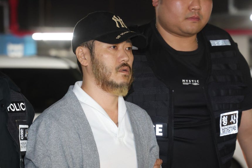  25일 오전 경기도 의정부시 경기북부경찰청에서 '마약왕'으로 불리던 박왕열이 압송되고 있다. 연합뉴스