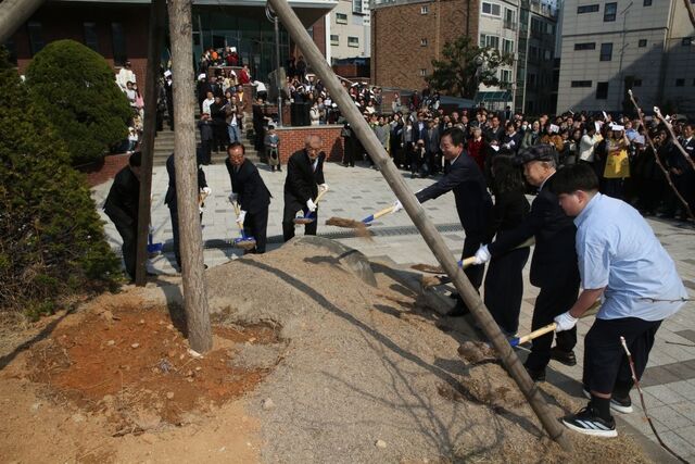 정명철(오른쪽 네 번째) 도림교회 목사를 비롯한 성도들이 최근 서울 영등포구 교회 앞마당에서 기념 식수를 하고 있다. 도림교회 제공