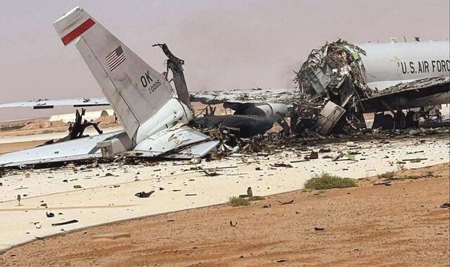 지난 27일(현지시간) 사우디아라비아 프린스 술탄 미 공군기지에서 이란의 드론 및 미사일 공격으로 파괴된 미 공군 핵심 자산 E-3 센트리 공중조기경보통제기(AWACS)의 잔해가 널브러져 있다.이 기종이 전투 상황