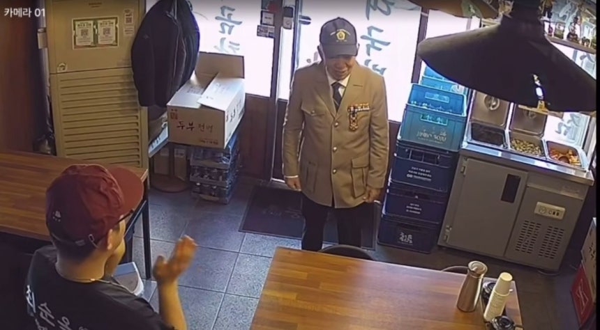 월남전 참전 국가유공자 어르신이 제복을 입고 가게에 들어오자 박씨가 박수를 치고 있는 모습. 스레드 @miing_kue 캡처