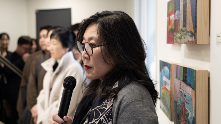 재미 서양화가이자 포틀랜드 주립대 교수인 김유나 작가가 지난달 27일 전시 오프닝 행사에서 작품을 소개하고 있다.세움 제공