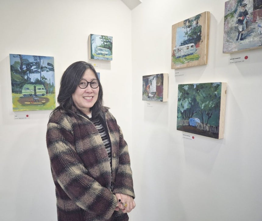 재미 서양화가이자 포틀랜드 주립대 교수인 김유나 작가가 1일 서울 영등포구 세움 사옥에서 열리는 그의 전시‘아빠에게 가는 여정’작품 앞에서 미소짓고 있다.