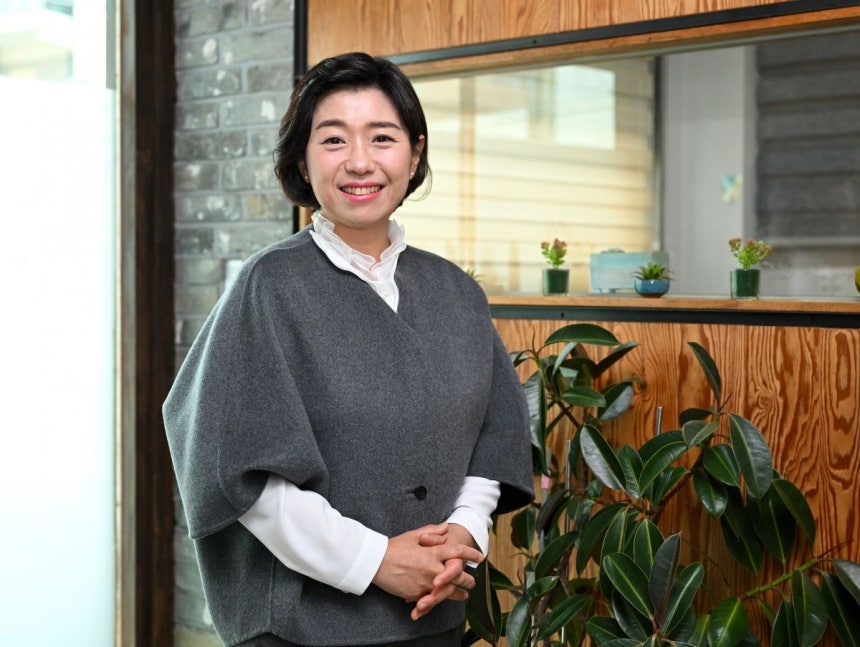 ‘너는 피투성이라도 살아 있으라’ 저자 임금주 함께하는교회 사모가 최근 경기도 평택의 교회 내 상담실 앞에서 포즈를 취하고 있다. 평택=신석현 포토그래퍼